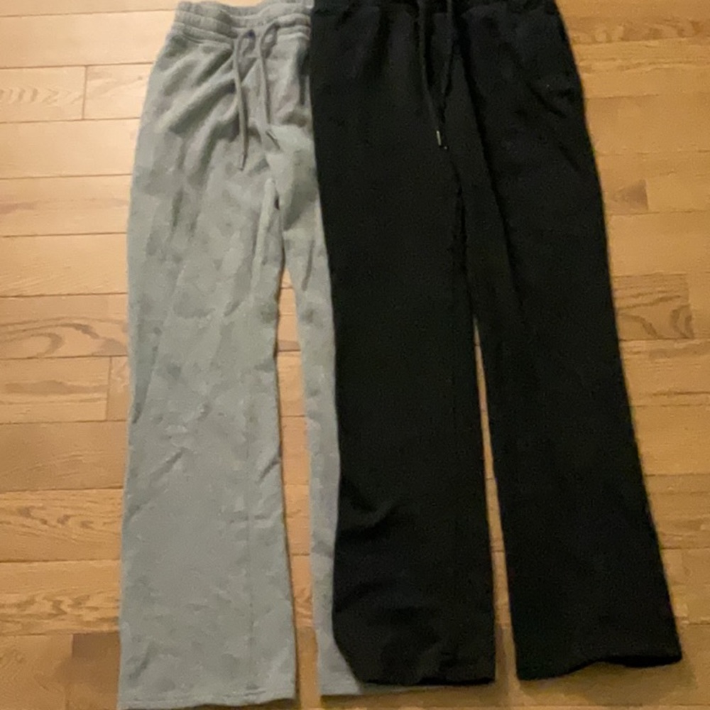 Pair of 2 women’s Hollister sweat pants size xxs